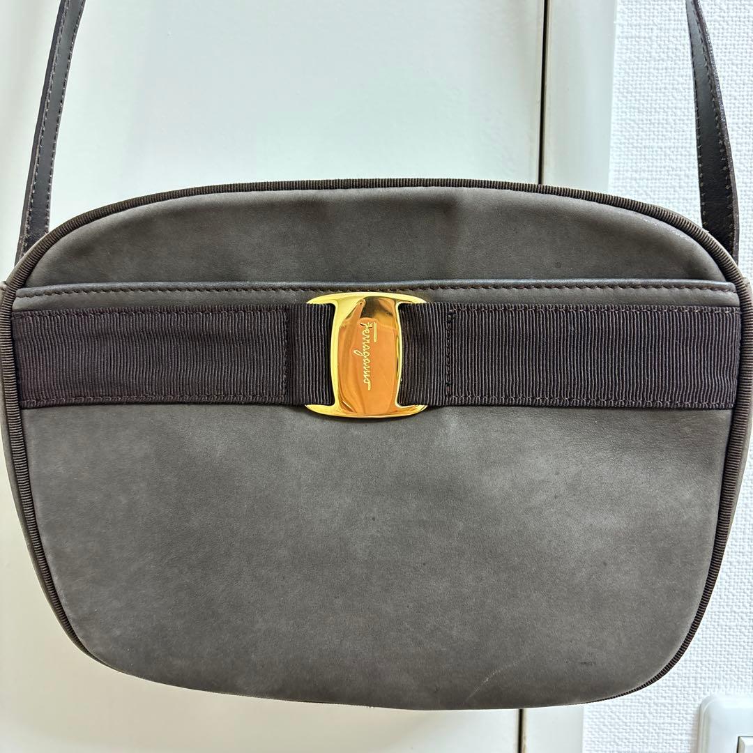 【1/31まで】Ferragamoフェラガモ　VARAショルダーバッグ FERRAGAMO フェラガモ VARA レザー ミニ ショルダーバッグ (FERRAGAMO