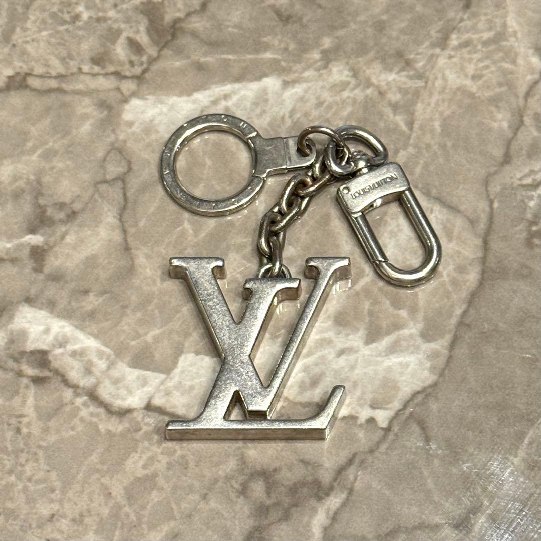 ルイヴィトン キーホルダー ポルトクレ イニシャル チャーム シルバー ルイヴィトンポルトクレ イニシャル LV キーリング シルバー ユニ