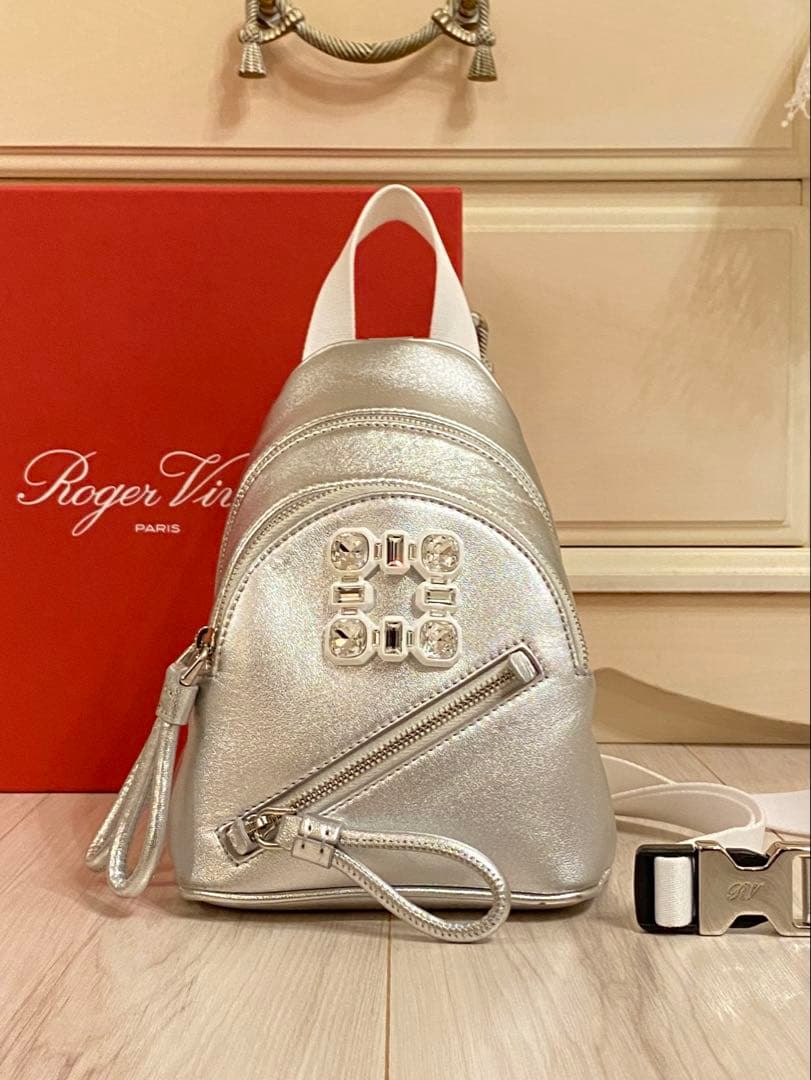 Roger vivier ボディバッグ　シルバー Roger Vivier Silver Leather Crystal Buckle Photocall Camera Bag