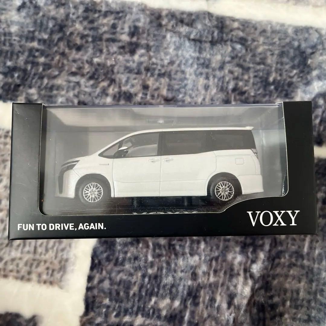 非売品】ヴォクシーミニカー1/30新品未開封80系ホワイトパール