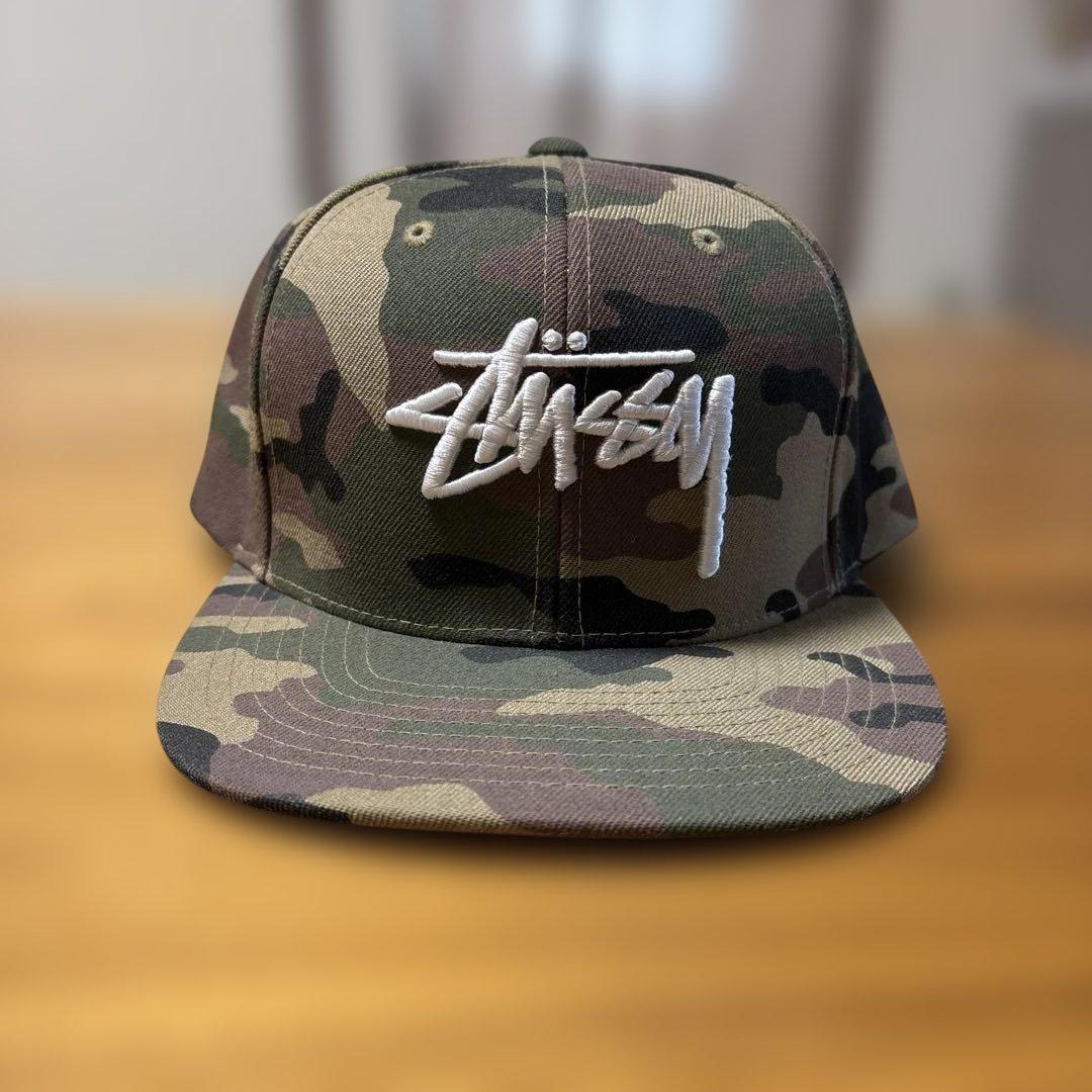 STUSSY ロゴ刺繍 迷彩柄キャップ - メルカリ