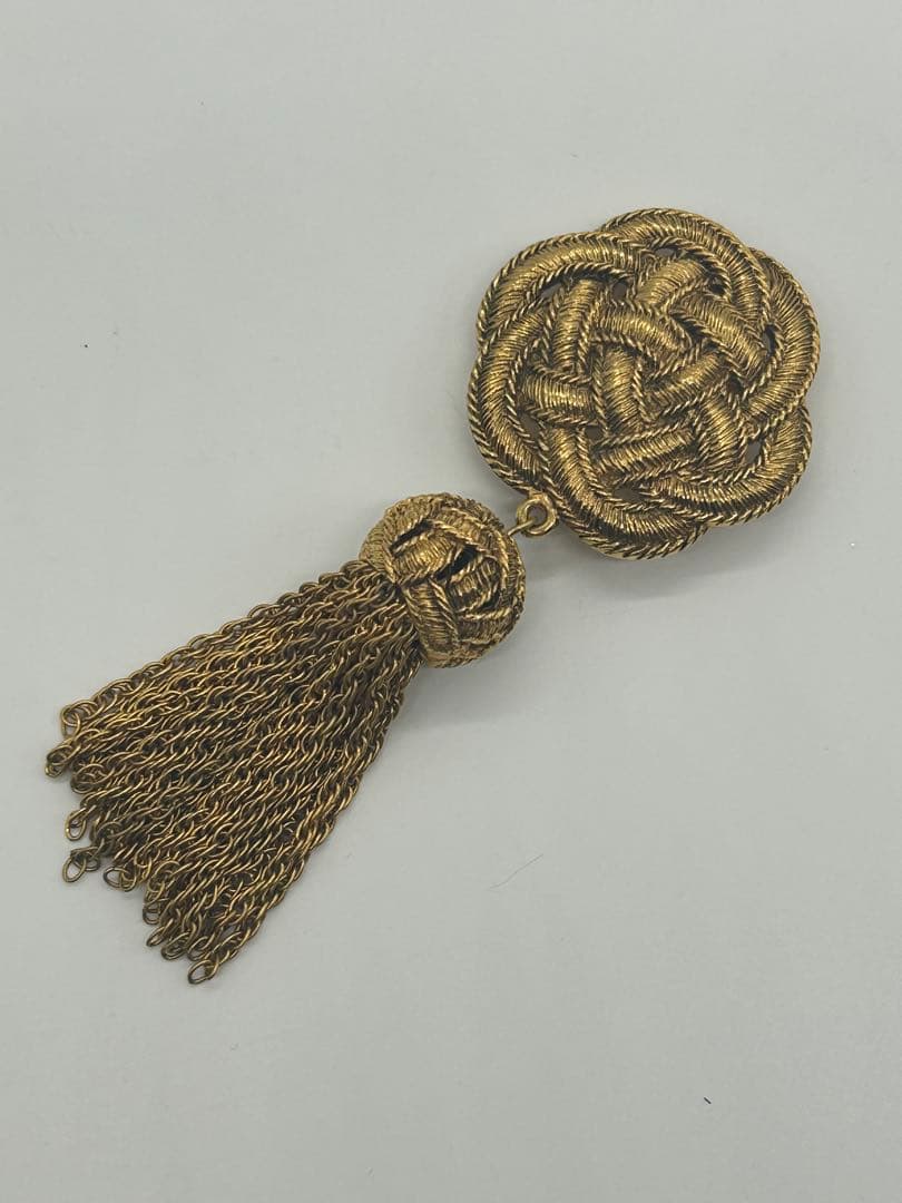 希少ungaro ウンガロ ヴィンテージブローチ タッセル ロープ編み ゴールド 希少ungaro ウンガロ ヴィンテージブローチ タッセル ロープ編み ゴールド