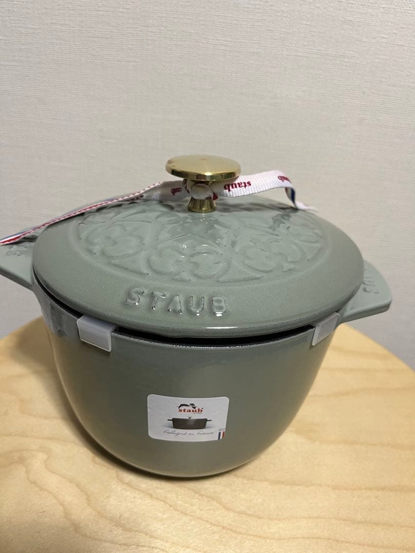 直営店限定カラー☆staub GOHAN M ユーカリ　リリー ストウブ 鋳物ホーロー鍋 ラ・ココット de GOHAN リリー