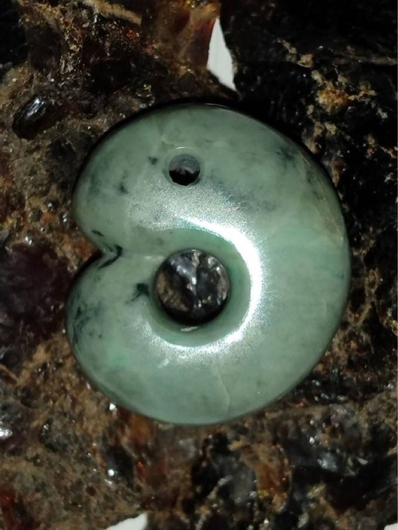 糸魚川翡翠 希少入手困難最上一級品 勾玉 ジェイド 糸魚川翡翠 希少色 大所産 青翡翠 勾玉 15.1g Itoigawa Blue Jadeite