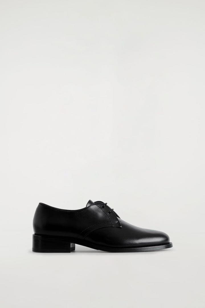 COS コス　レザーダービーシューズ　黒のレースアップレザーシューズ CHUNKY LEATHER DERBY SHOES 厚手レザーダービーシューズ ブラック