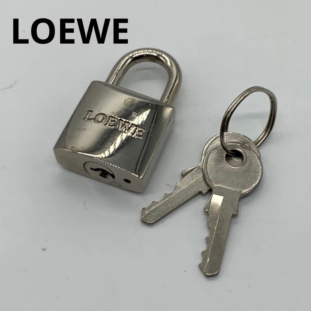 美品✨LOEWE ロエベ 南京錠 鍵 ロゴ アナグラム シルバー - メルカリ