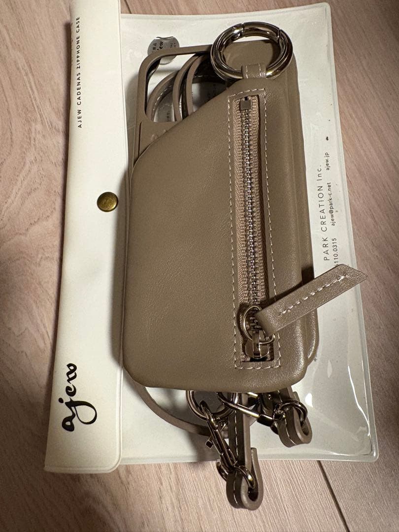 ajew ストラップ付きケース ベージュ ajew（エジュー） スマホケース 「ajew」CADENAS ストラップ