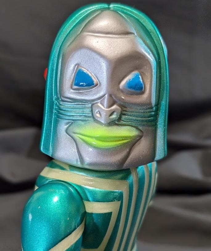 三面怪人 ダダ（M1号）三面バージョン ソフビフィギュア 蓄光