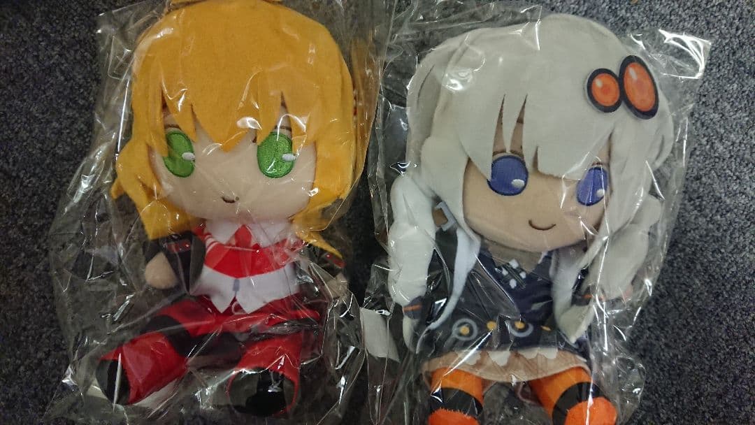 紲星あかり 弦巻マキ おすわりぬいぐるみ 2体セット AHSストア】おすわりぬいぐるみ(紲星あかり/弦巻マキ)」「ぬい缶バッジ