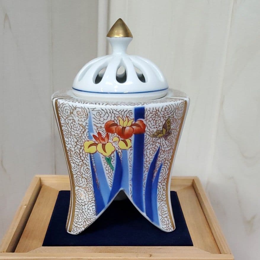 有田焼 三花地紋 香炉 香炉（2.3号花形） 渦打青粒盛金宝相華唐草図 [ 三代 仲田錦玉 ]