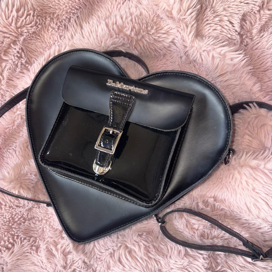 Dr.Martens ハート ショルダーバッグ Dr.Martens＞ミニハート ショルダーバッグ ―2WAY―