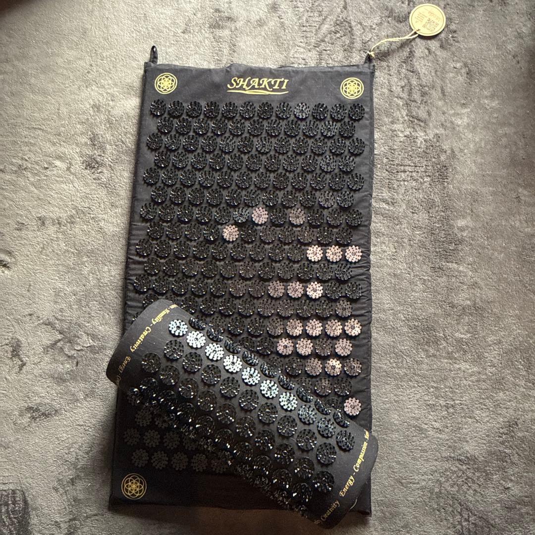 か*こ様 【未使用に近い】シャクティマット　ブラック　ピロー付き 正規品 shakti シャクティマット&ピロー ブラック オリジナル - メルカリ