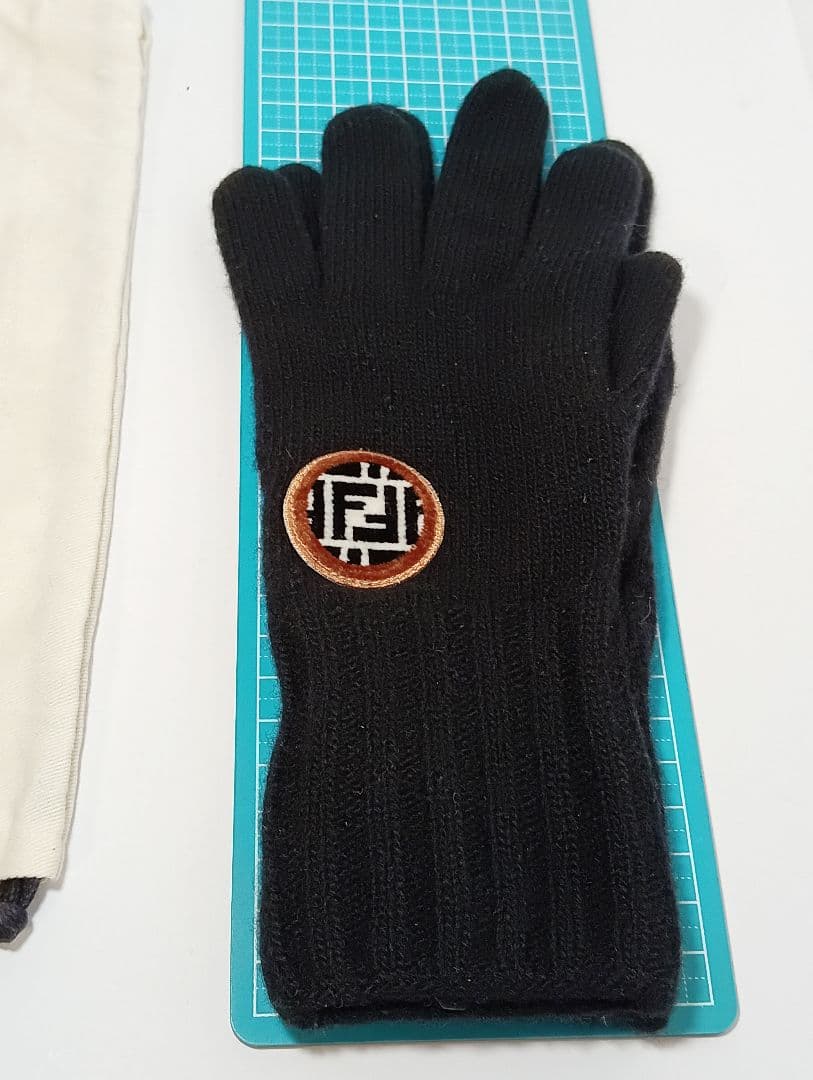 FENDI フェンディ 手袋 アームカバー ロゴ ワッペン FXY554ブラック