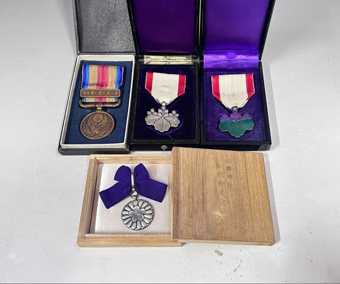 E631 勲章　勲章まとめ売り　勲七等青色桐葉章　 勲八等白色桐葉章 勲章 勲八等白色桐葉章☆1875年（明治8年）～／純銀製／漆塗箱付き／美