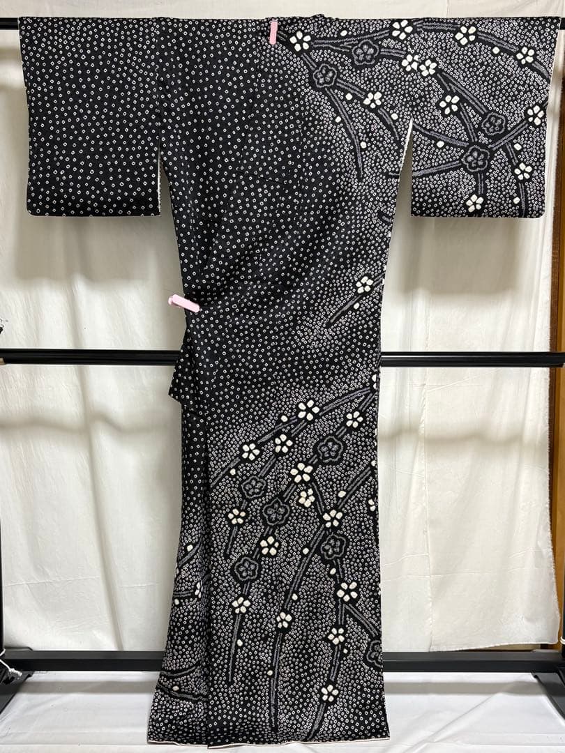 総絞り訪問着 、黒地白花柄、 正絹.No614 F