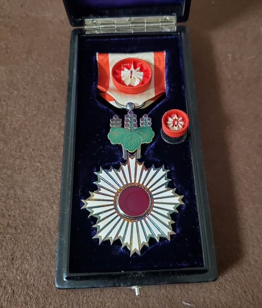 勲章 勲四等旭日小綬章 略章 共箱　I 勲四等旭日小綬章☆共箱☆略綬☆勲記☆の通販 by ビーバー's shop｜ラクマ