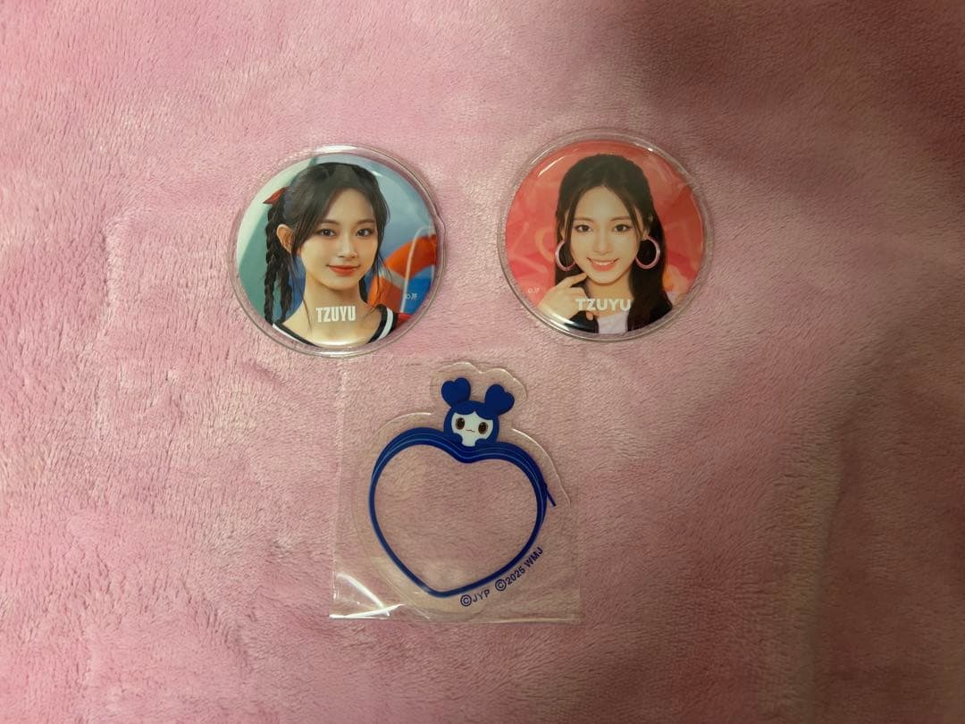 TWICE TZUYU ツウィ 缶バッジ GiGO アクリルシール おまけ付 - メルカリ