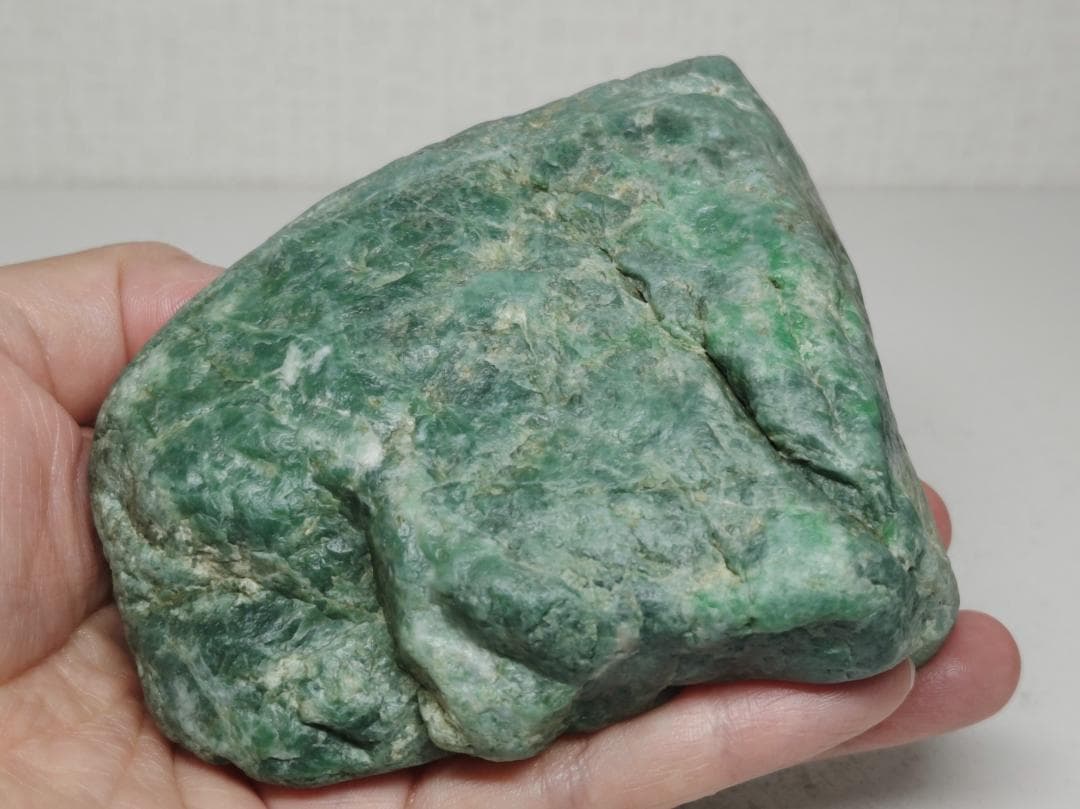 糸魚川産・815g 翡翠 ヒスイ 鑑賞石 原石 自然石 誕生石 鉱石 鉱物