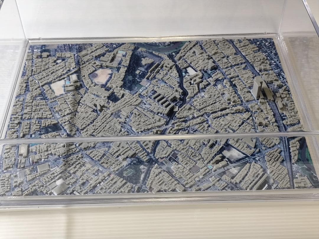 依頼品　越谷市　北越谷駅３D都市データを活用した都市模型　(透明ケース付) Amazon.co.jp: 新宿区 東京都庁 国土交通省の整備した3D都市データを