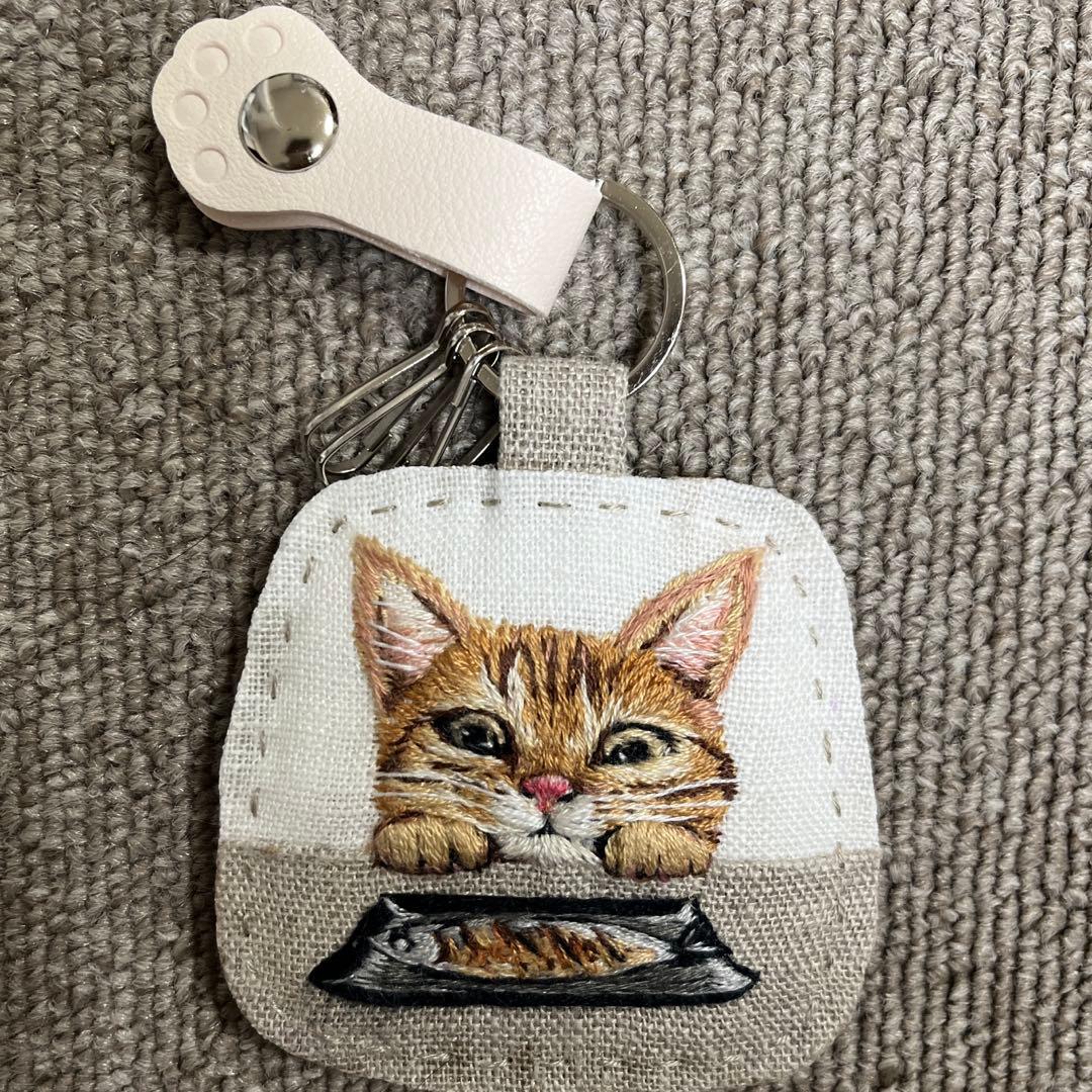 タ*ー様 ハンドメイド刺繍キーホルダー焼き魚と茶トラさん キャット 茶トラ 細目 トラネコ 猫 cat ネコ ペット プレゼント ギフト