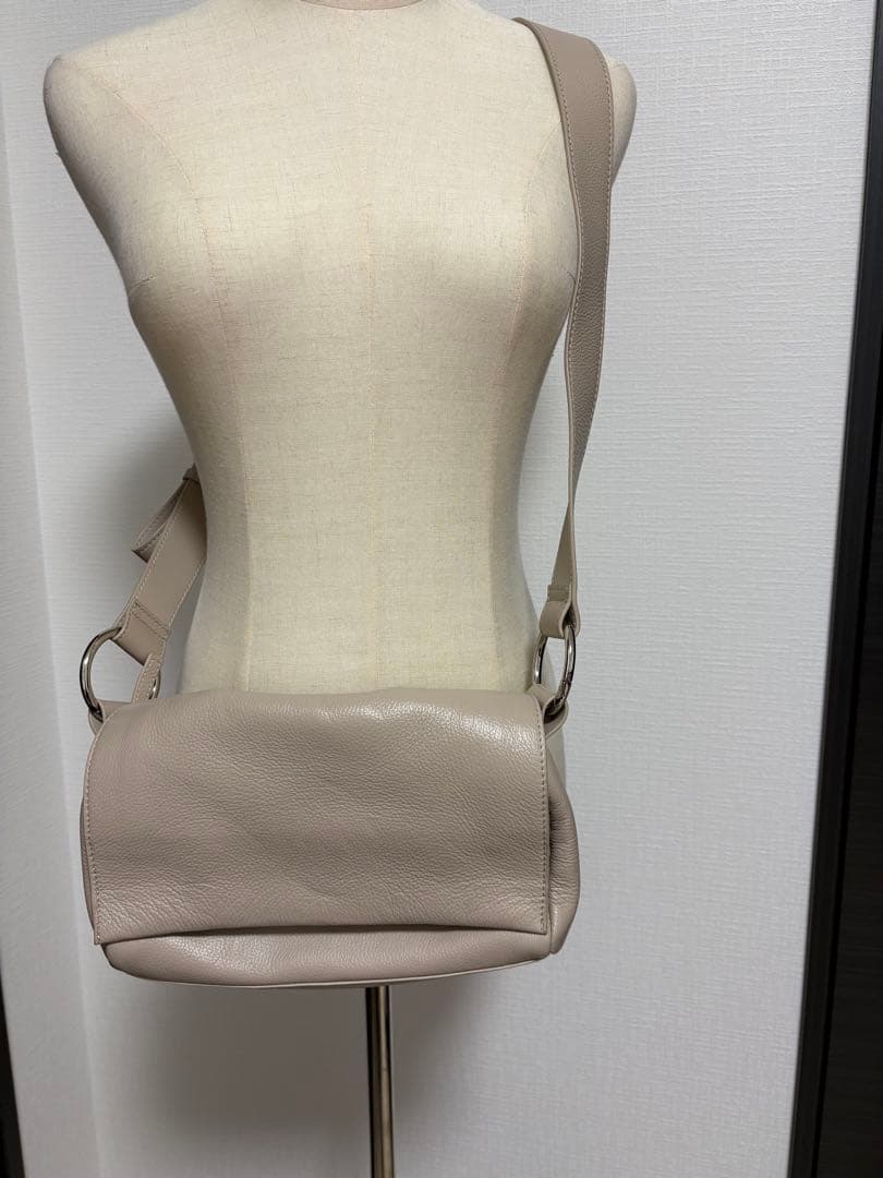 美品 BEARDSLEY レザーボディバッグ ビアズリー BEARDSLEY レザーボディバッグ （black） -ファッション