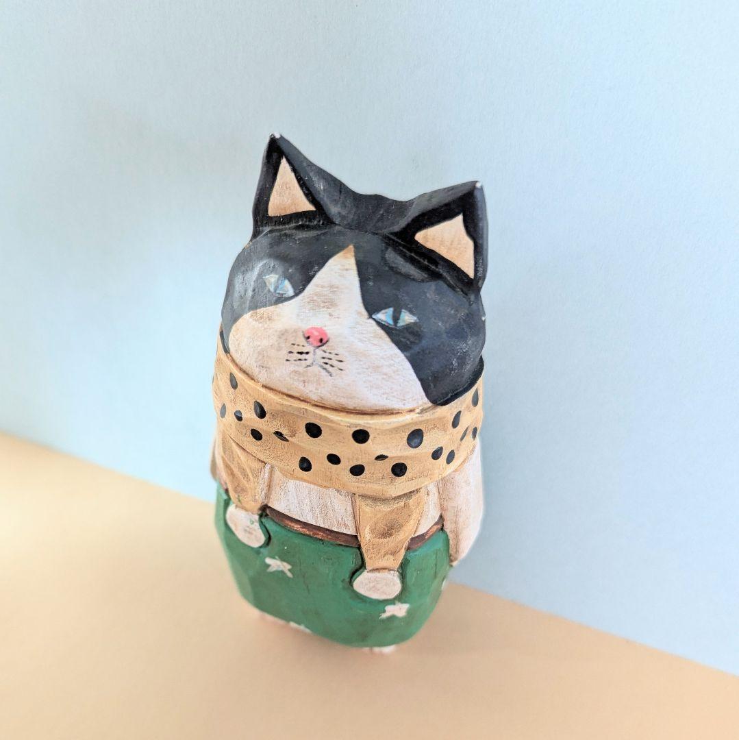 木彫り ハチワレさん × マフラー ㊶ 置物 猫 ねこ - メルカリ