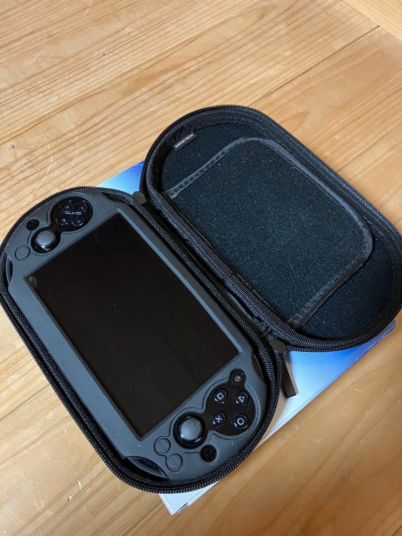 SONY PS Vita Wi-Fi ケース付き 動作確認済みpch-2000 SONY（ソニー） PS VITA PCH-2000 Wi-Fiモデル 本体 すぐ遊べるセット