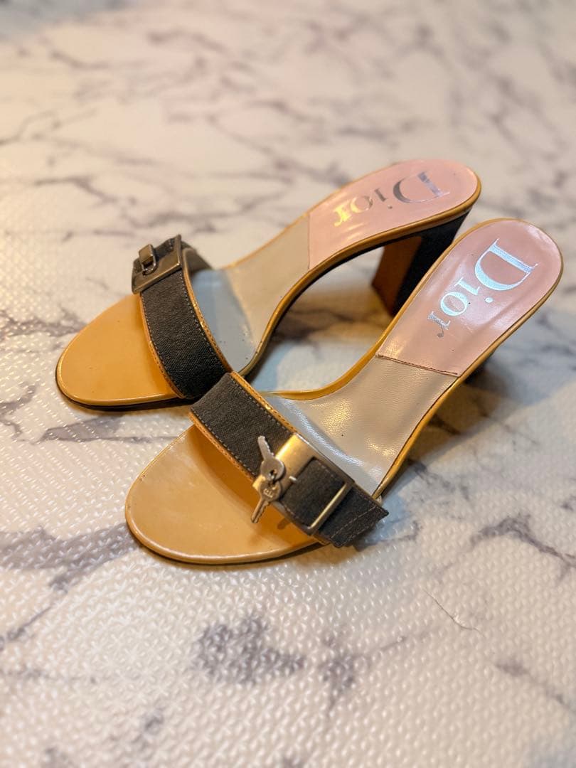 Dior グレー ヒールサンダル バックル付き ディオール×ビルケンシュトックが気になる！発売日、価格ともに未定