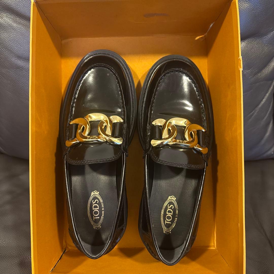 TOD'S ブラックレザー ローファー