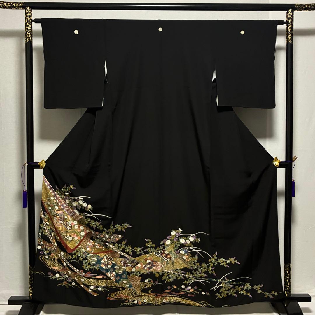 D68 黒留袖 総刺繍 慰斗紋 花模様 正絹 着物 袷 極美品 D68 黒留袖 総刺繍 慰斗紋 花模様 正絹 着物 袷 極美品 - メルカリ