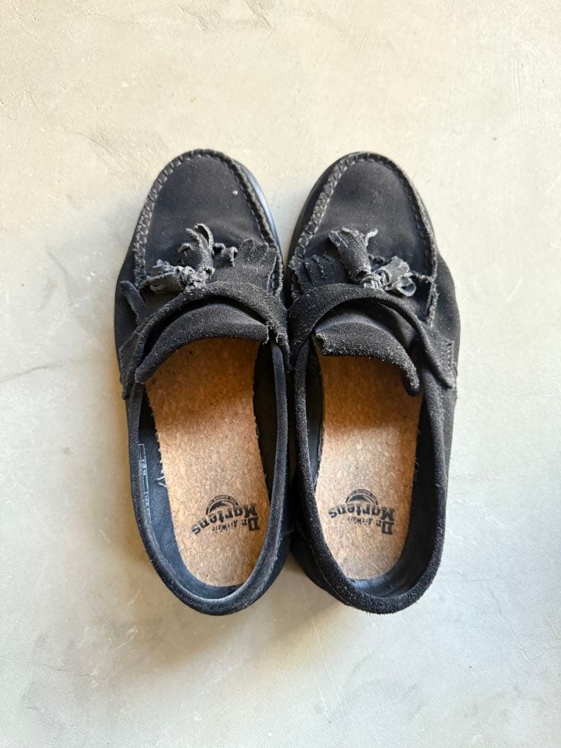 Dr.Martin 黒いフリンジ付きスエードモカシン Dr.Martens（ドクターマーチン） エイドリアン タッセルローファー