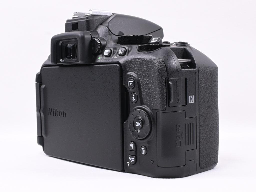 【美品】 ニコン　Nikon D5600 ダブルズームキット《ショット数218》