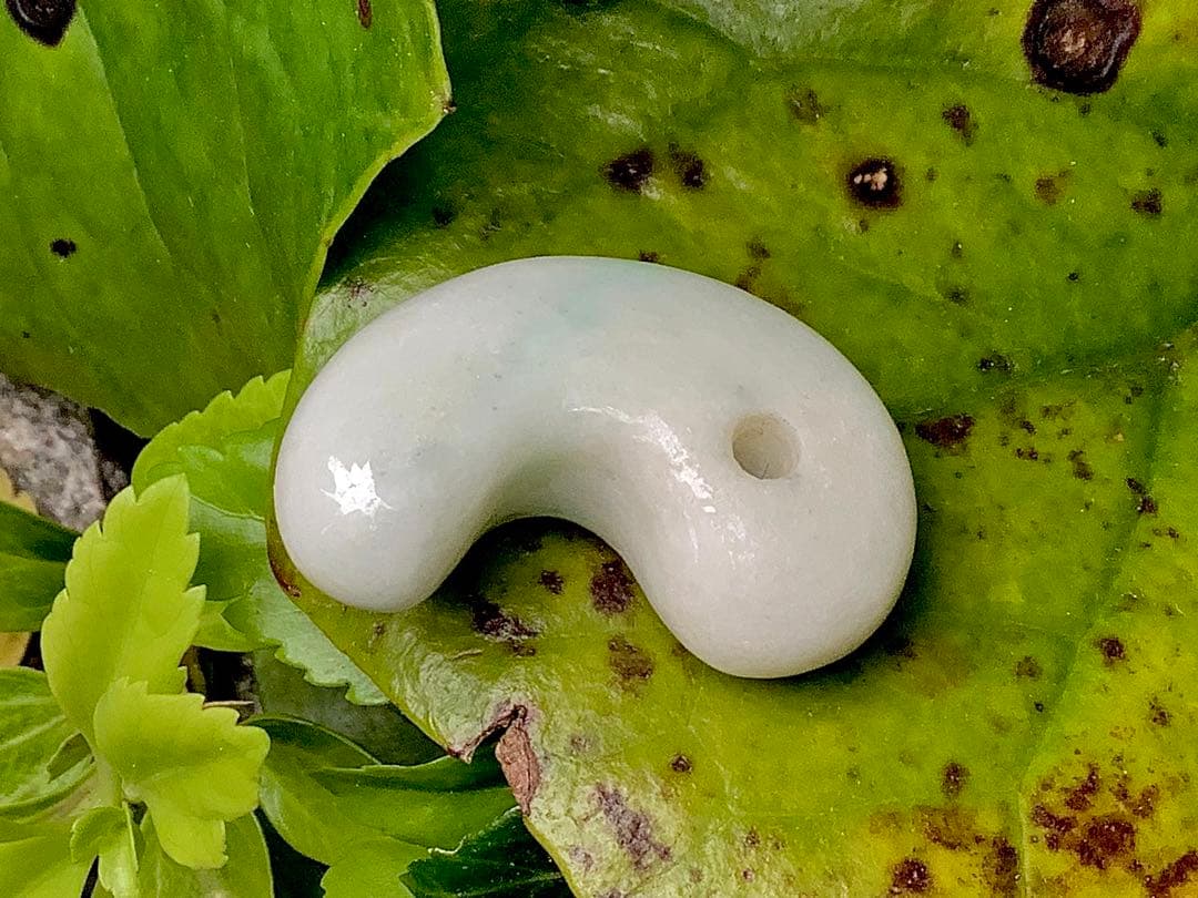 ✳綺麗な淡い緑入り 糸魚川翡翠勾玉 本物の守護石 お守りにお