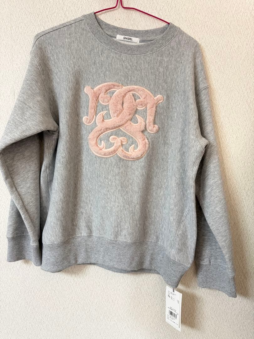 SNIDEL グレー 刺繍ロゴ スウェット SNIDEL（スナイデル） トレーナー スウェット 「Chacott」刺繍スエット