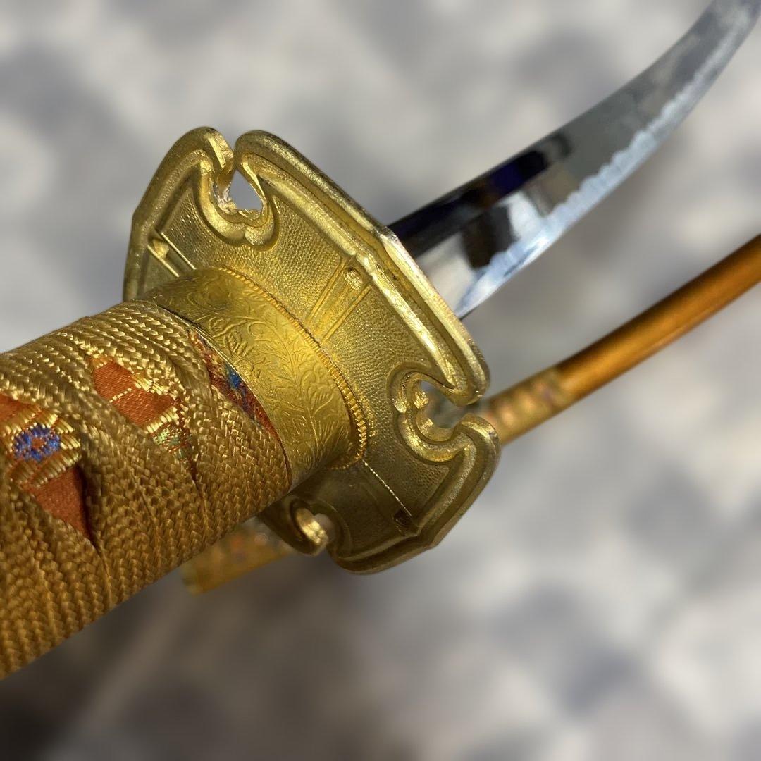模造刀 太刀 金茶柄 太刀型金鍔 金口金尻梨地呂鞘 - メルカリ