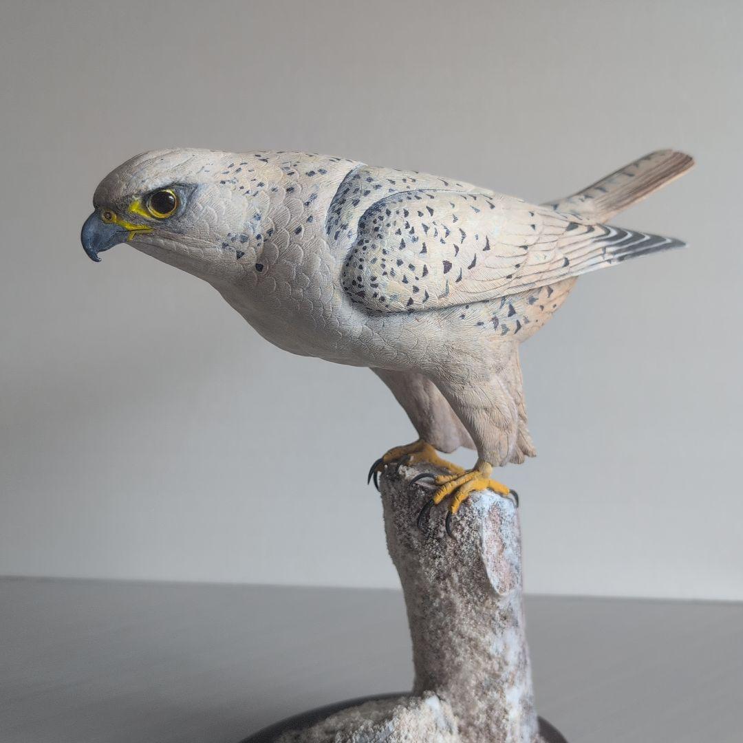 猛禽類の彫刻 シロハヤブサ バードカービング 木彫りの野鳥 野鳥彫刻