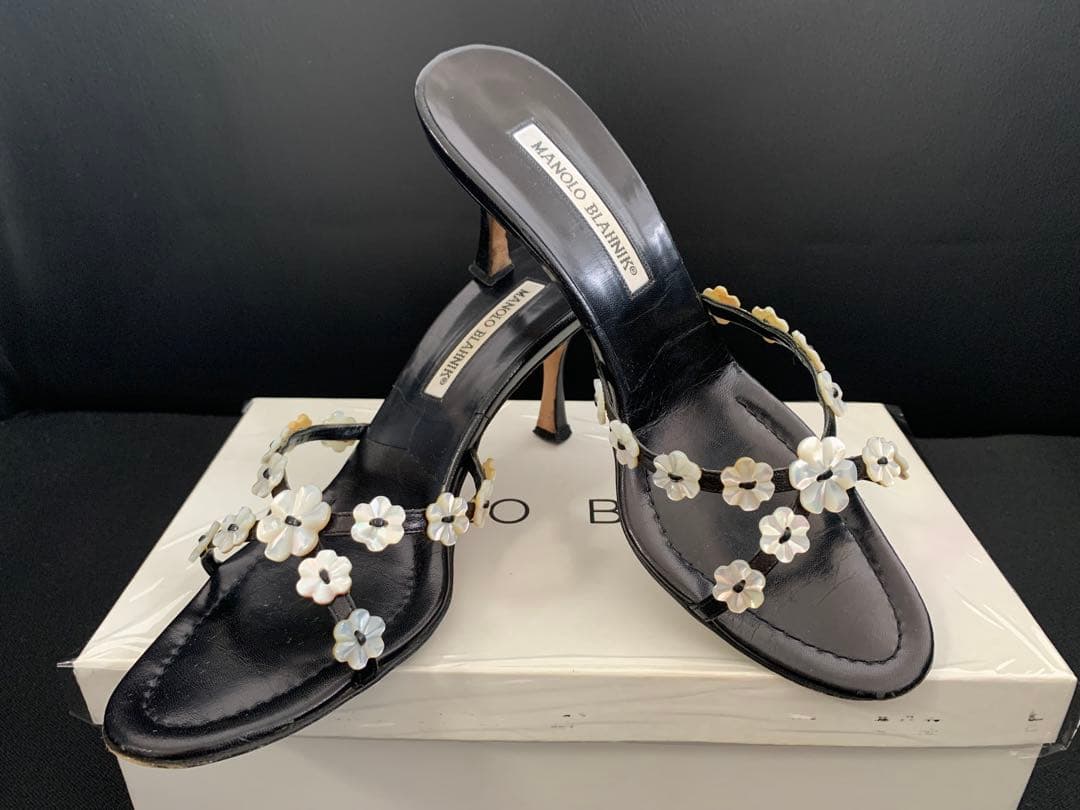 マノロブラニク ブラック ミュール フラワーモチーフ マノロ ブラニク25年春夏、“イエローの花刺繍”散りばめたハイヒールや