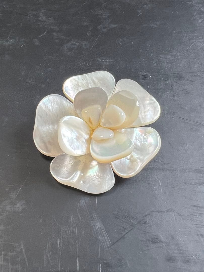 CHANEL ブローチ単品　白蝶貝花型ブローチ CHANEL ブローチ単品 白蝶貝花型ブローチ CHANEL ブローチ単品 白蝶貝