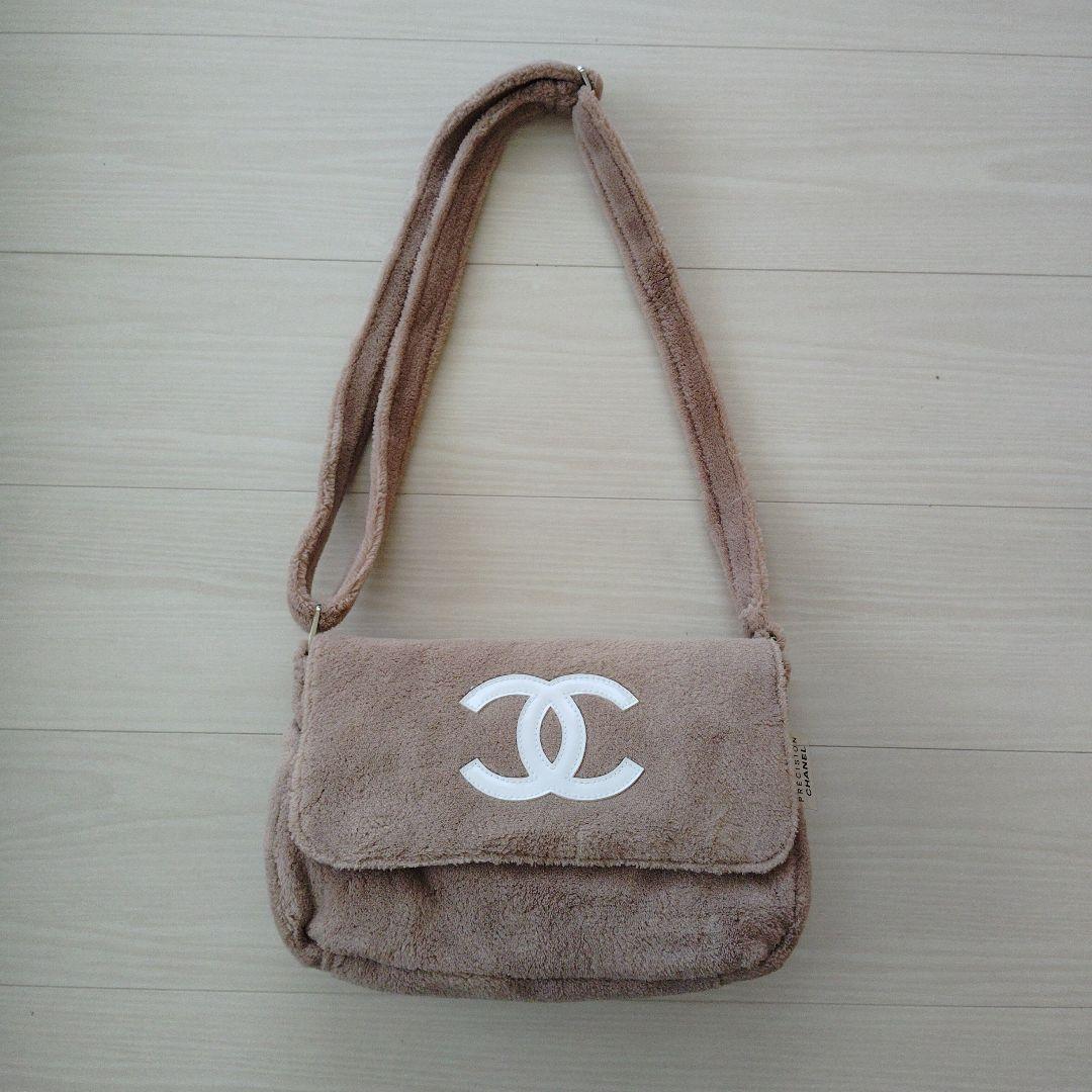 CHANEL ノベルティ　ショルダーバッグ CHANEL シャネル ノベルティ ショルダーバッグ 黒 斜め掛け チャーム