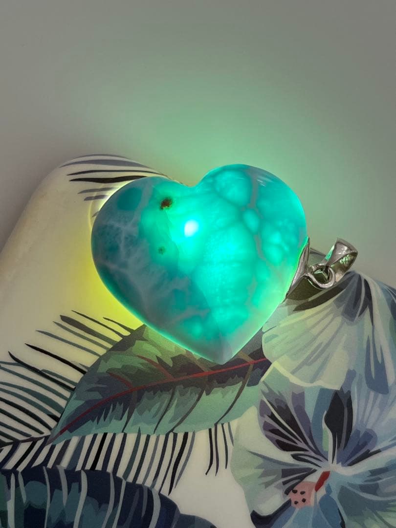 天然石☆高品質！ラリマー☆横向きハート型ペンダントップ☆模様