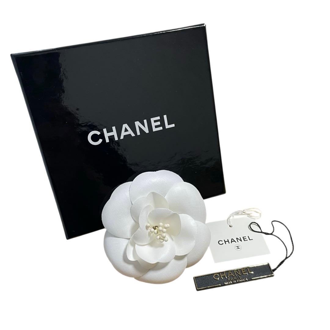 未使用級✨CHANEL シャネル カメリア ブローチ コサージュ フラワー 白 人気】 CHANEL シャネル カメリア フラワー コサージュ ブローチ
