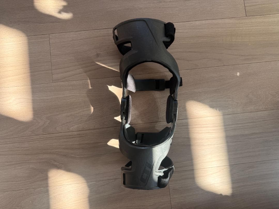 Össur（オッサー）CTi 3 ・ 膝装具 ニーブレース 右膝用 ブラック