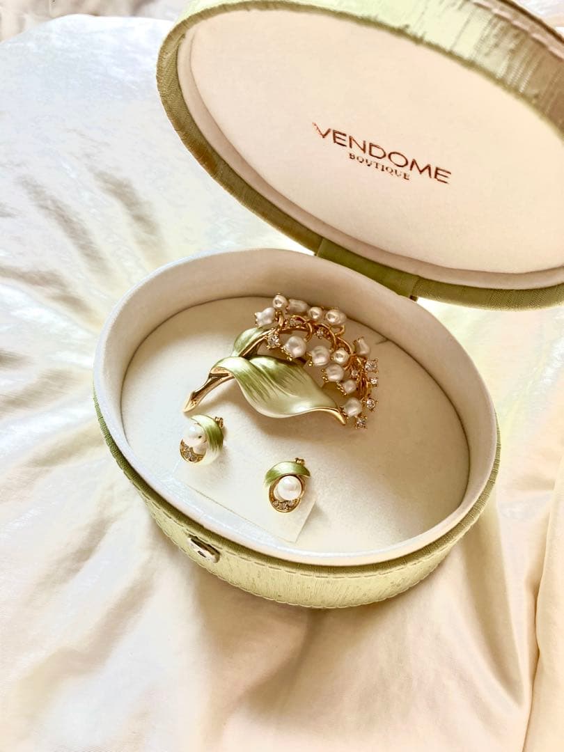 VENDOME スズランブローチ・イヤリングセット 刺繍ジュエリーBOX付き