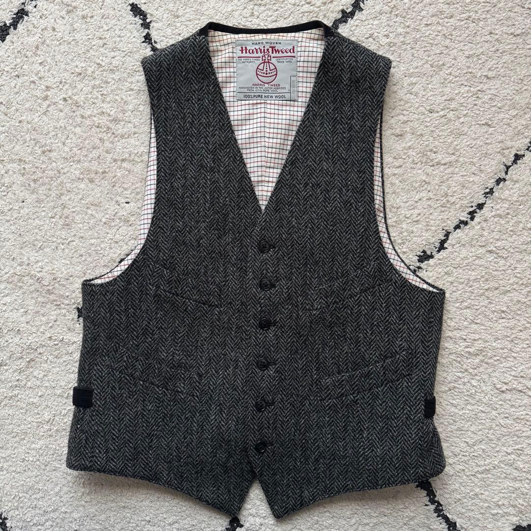 ビームスプラス　ハリスツイード　ベスト　ジレ　ヘリンボーン　ツイード　グレー この時季におすすめ。ハリスツイードベスト｜ビームス プラス 原宿｜BEAMS