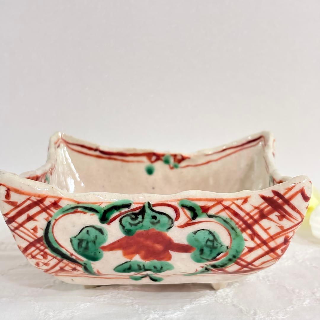 四角い鉢黒岩卓実（たくみ窯）赤絵四方足付鉢。美濃焼の人気陶芸家