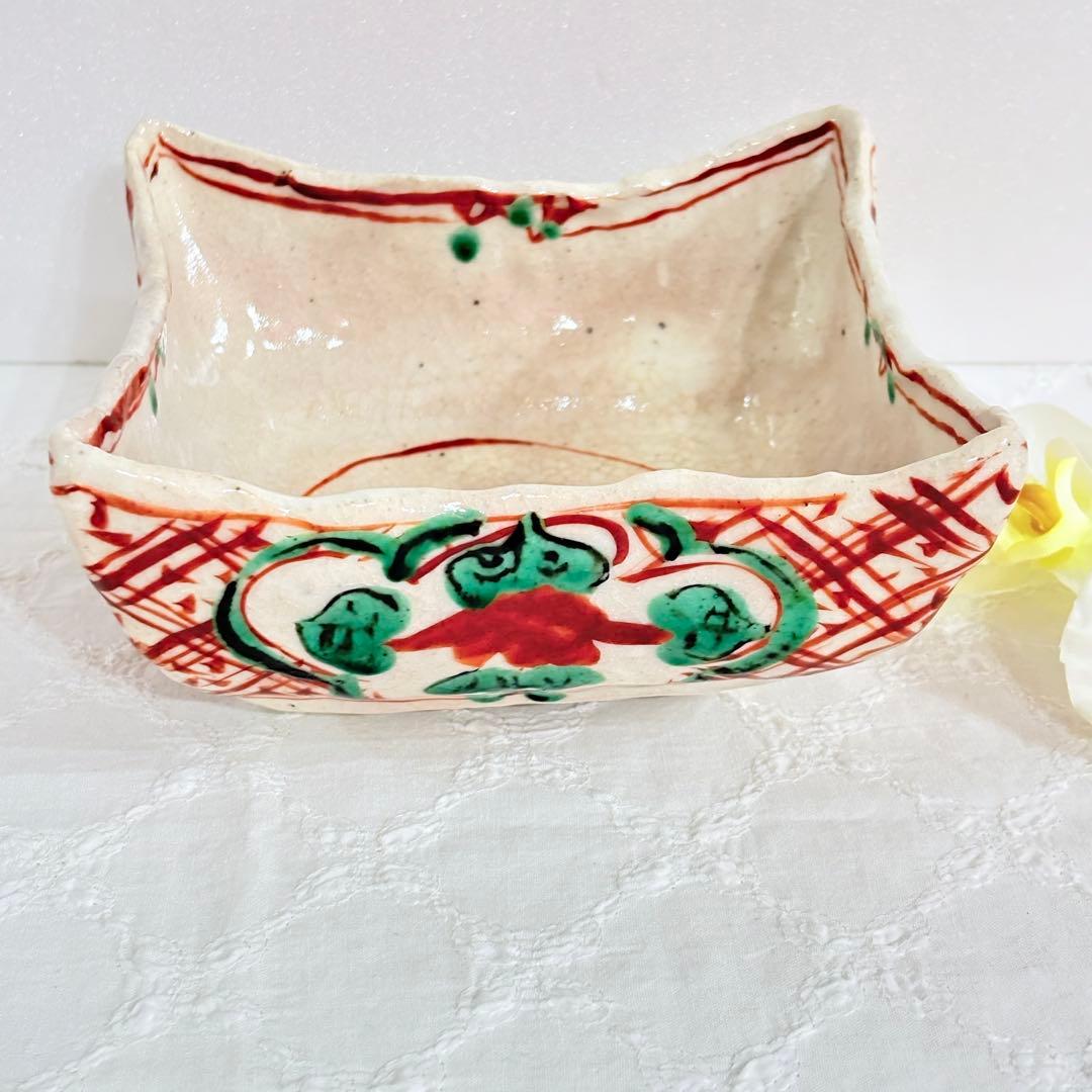 四角い鉢黒岩卓実（たくみ窯）赤絵四方足付鉢。美濃焼の人気陶芸家