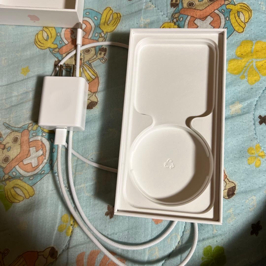 iPhone15 付属品一部なし 本体と箱と充電ケーブルのみ 色···ピンク系