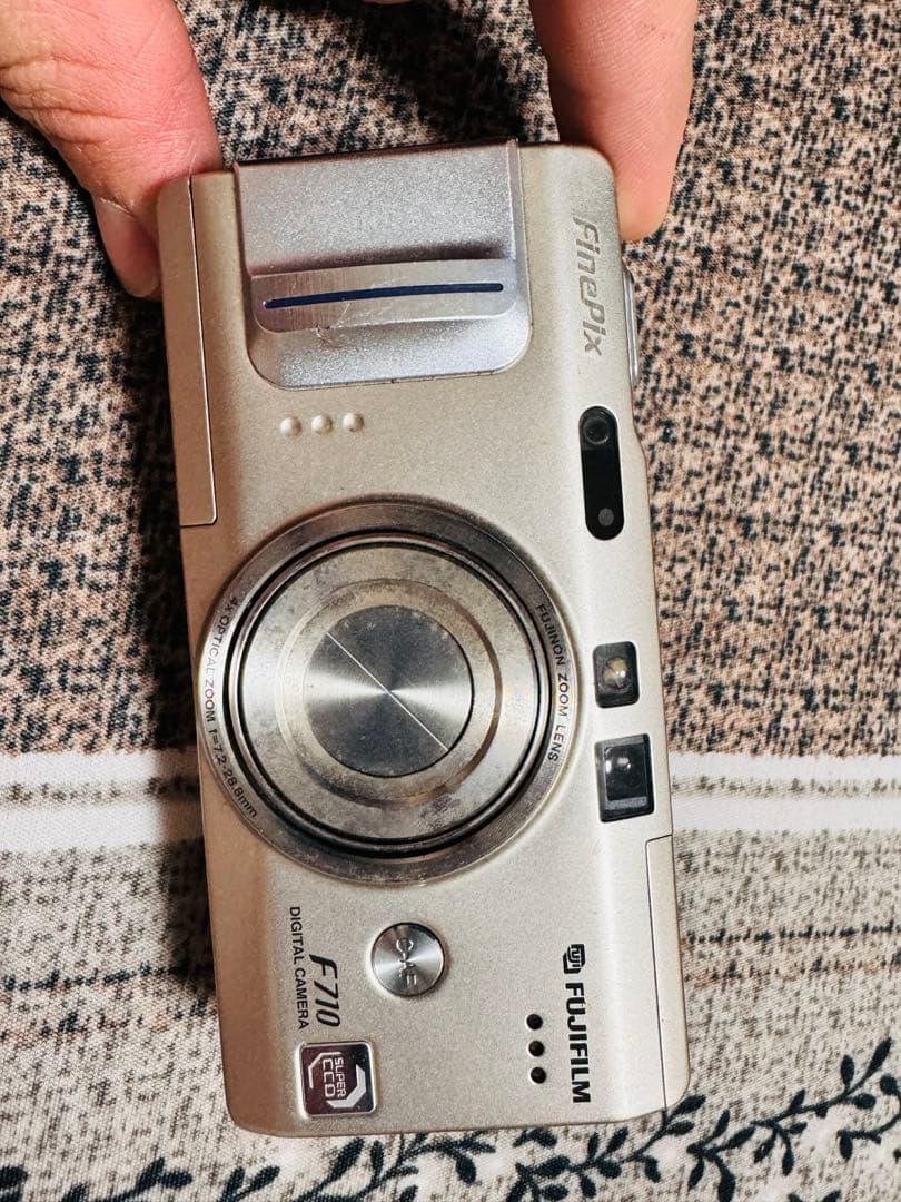 Fujifilm FinePix F710 コンパクトデジタルカメラ - メルカリ