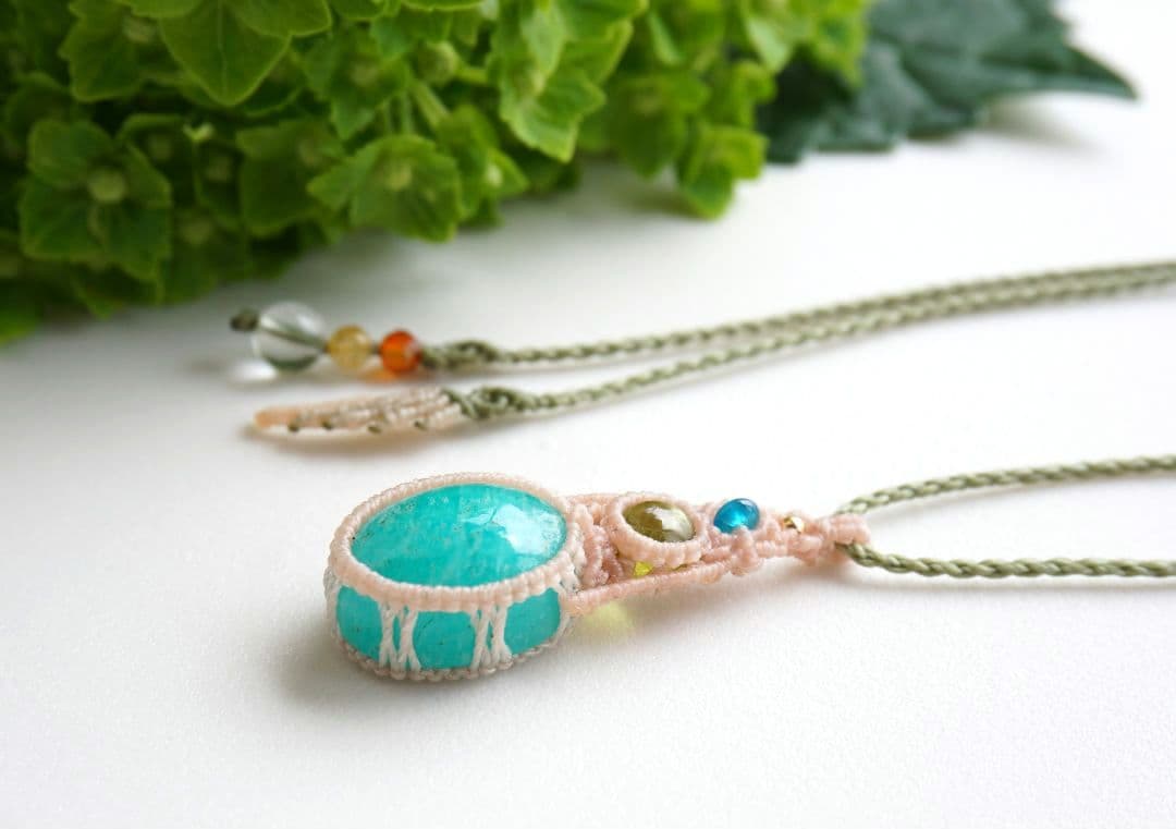 《萌え出づ》高品質アマゾナイト　ペリドット　ブルーアパタイト　マクラメネックレス