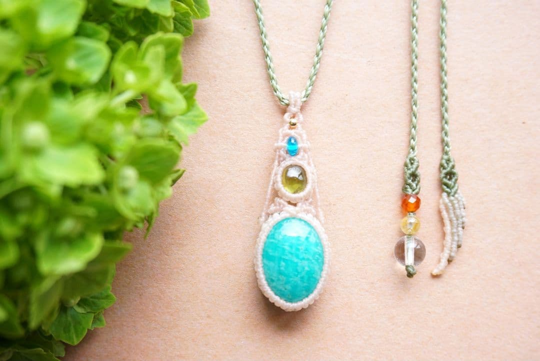 《萌え出づ》高品質アマゾナイト　ペリドット　ブルーアパタイト　マクラメネックレス